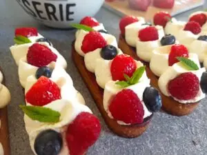 tartelette crème d'amande, fruits frais et crème mascarpone